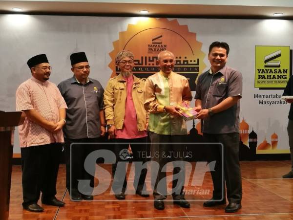 Sallehuddin (dua, kanan) pada majlsi perasmian program Tafaqquh Fiddin (TFD-X) anjuran Yayasan Pahang di sini, hari ini