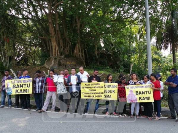 Mohd Ridzuan (tujuh, kiri) bersama keluarga tahanan SOSMA menuntut keadilan saksama kepada Atipsom.