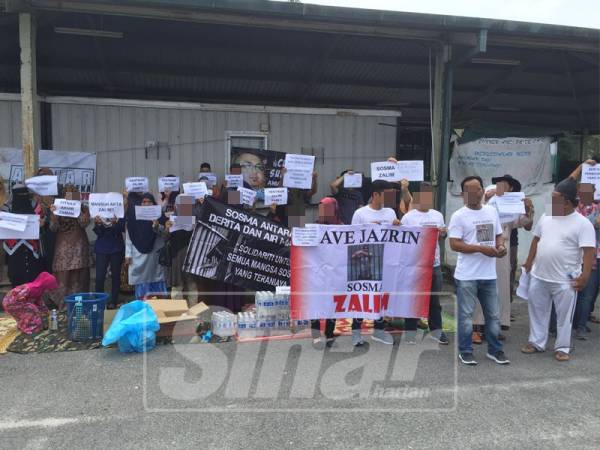 Sebahagian ahli keluarga tahanan berhimpun mengadakan bantahan di hadapan Penjara Tapah.