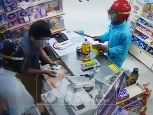 Kejadian menunjukkan dua lelaki bersenjatakan parang menyamun sebuah kedai serbaneka di Seksyen 17.