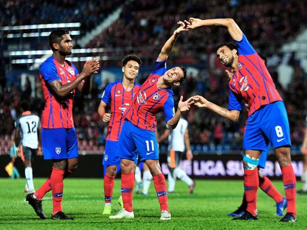 Pemain JDT, Diogo Luis Santo (kanan) meraikan kejayaannya meraih gol yang kedua JDT ketika sepakan penalti pada separuh masa pertama dalam perlawanan Liga Super Malaysia 2019 JDT menentang PKNP FC di Stadium Tan Sri Dato' Haji HAssan Yunos, malam ini. - Foto Bernama