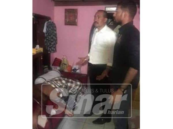 Gambar Abu Bakar memakai kasut yang tular di laman sosial.