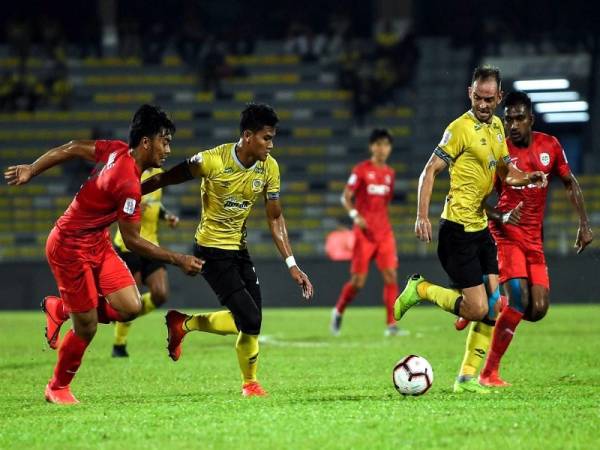 Pemain Perak, Muhammad Shahrel Fikri (dua, kiri) mengawal bola ketika menentang pasukan Pj City pada pertembungan Liga Super Malaysia di Stadium Perak, malam ini. - Foto Bernama