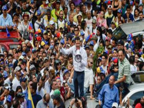 Guaido menggesa rakyat Venezuela agar bangkit menentang Presiden Maduro. - Foto EPA
