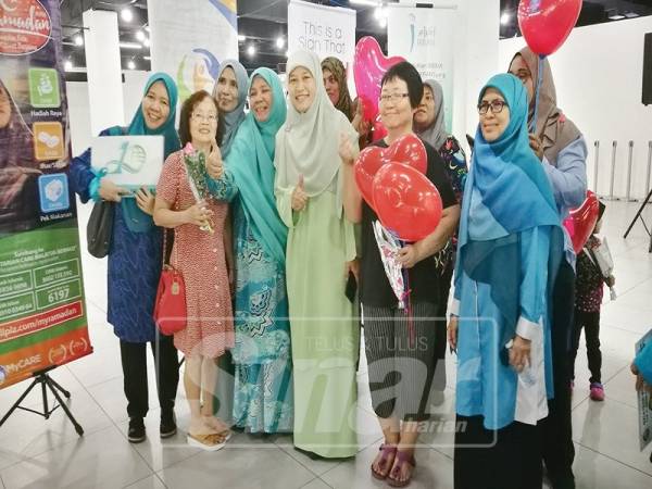 Nor Azrina (tiga, kanan) ketika merasmikan Sambutan Hari Wanita Antarabangsa 2019 di Amanjaya Mall bersama Wanita Ikram Kedah semalam.