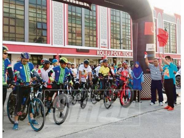 Dr Zaini (kanan) melepaskan peserta yang menyertai Program Kayuhan Sihat 'Fun Ride' peringkat Jabatan Kesihatan Negeri Kelantan 2019 di pekarangan KPTM Kota Bharu, semalam.