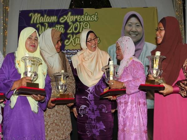 Timbalan Menteri di Jabatan Perdana Menteri, Fuziah Salleh (tiga, kiri) beramah mesra dengan empat tokoh wanita yang menerima Anugerah Suri Teladan pada majlis Malam Apresiasi Wanita 2019 parlimen Kuantan, malam tadi. - Foto Bernama
