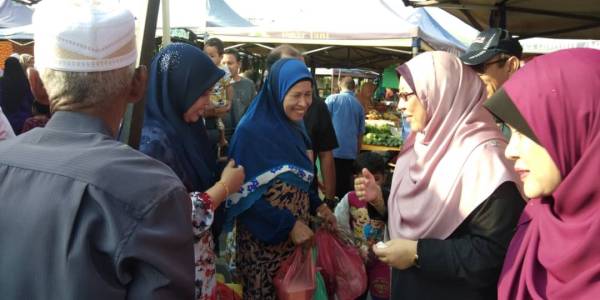 Fuziah (dua, kanan) beramah mesra bersama pengunjung pada program Santuni Wanita sempena Hari Wanita Sedunia di Pasar Tani Mega Kuantan, di sini, hari ini.