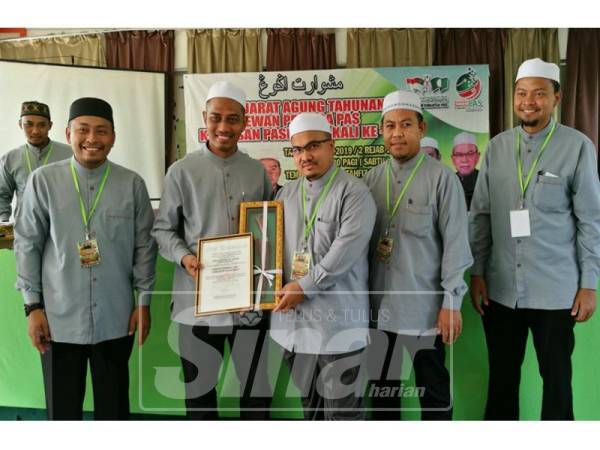 Ahmad Fadhli (kiri) semasa Mesyuarat Agung Tahunan Dewan Pemuda Pas Kawasan Pasir Mas Kali Ke-41, yang berlangsung di Madrasah Tahfiz Darul Ulum, Meranti.