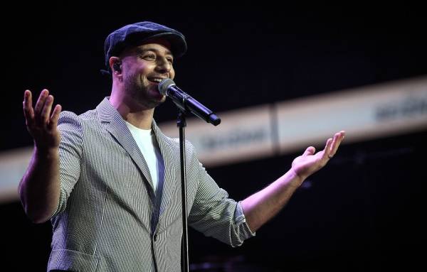 Penyanyi Islamik terkenal, Maher Zain ketika membuat persembahan pada Maher Zain Malaysia Tour 2019 di Axiata Arena.
Turut hadir menyaksikan persembahan itu ialah Timbalan Perdana Menteri, Datuk Seri Dr. Wan Azizah Wan Ismail dan suami, Datuk Seri Anwar Ibrahim.- Foto Bernama
