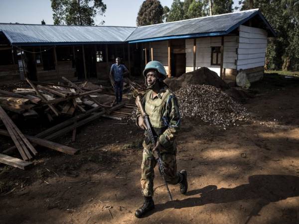 Anggota keselamatan Congo berkawal di pusat rawatan Ebola di Butmebi yang diserang semalam. - Foto AFP