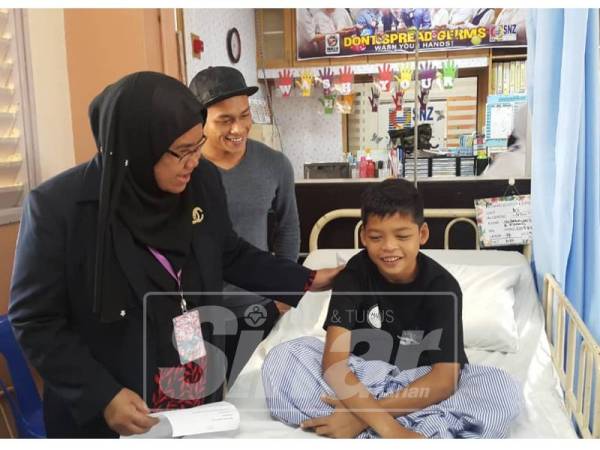 Muhammad Syukur kelihatan ceria menerima kunjungan Dr Nor Azimi hari ini.