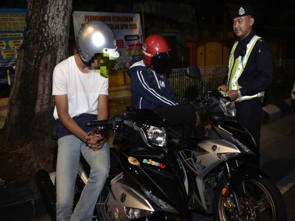 Pegawai Polis dari Jabatan Siasatan dan Penguatkuasaan Trafik (JSPT) Kuala Lumpur Inspektor Zulhusni Mohd Ali menyoal dua remaja yang ditahan kerana menunggang motosikal dengan aksi berbahaya dan cuba lari dari sekatan polis pada Ops Bersepadu Motosikal di Jalan Raja Laut pagi tadi.
Dua remaja tersebut ditahan dan disiasat dibawah Seksyen 42 (1) Akta Pengangkutan Jalan.
Operasi tersebut turut diadakan di Jalan Bangsar, Jalan Kuching, Jalan Pahang dan Jalan Loke Yew menghala pusat bandar bermula dari 10 malam.
Sehingga 12.30 pagi tadi, sebanyak 399 notis saman dikeluarkan atas pelbagai kesalahan lalulintas. - Foto Bernama 