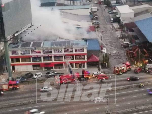 Tiga premis IKAS di Sri Gombak terbakar pagi tadi.
