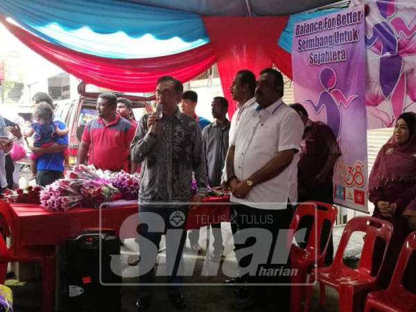 Anwar berucap semasa merasmikan Pejabat PKR Cabang Rembau di Pekan Rantau dan sambutan Hari Wanita tadi.