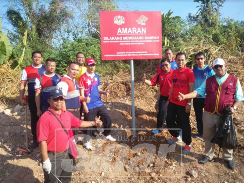 Mohd Nizam (empat, kanan) bersama Ismail (empat, kiri) sewaktu program Gotong-Royong Perangi Aedes 1.0.
