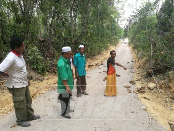 Penduduk menunjukkan kawasan parit yang dikorek atas inisiatif mereka kepada Abd Nasir (tengah).