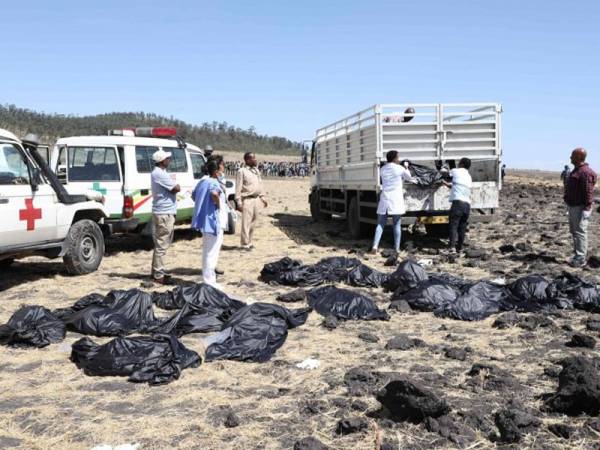  Pasukan penyelamat mengumpul mayat di lokasi pesawat Ethiopian Airlines terhempas berhampiran bandar Bishoftu, di Addis Ababa. - Foto AFP