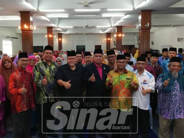 Aminolhuda (tengah) bersama hampir 300 guru sekolah agama daerah Segamat di Dewan Masjid Segamat, semalam. 