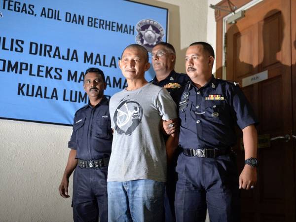 Mohamad Yazid (dua, kiri) dihukum penjara tujuh bulan dan denda RM10,000 oleh Mahkamah Sesyen hari ini, atas pertuduhan menghina agama Islam dan Nabi Muhammad SAW dengan memuat naik kenyataan hinaan itu di laman Facebooknya, Februari lalu. - foto Bernama