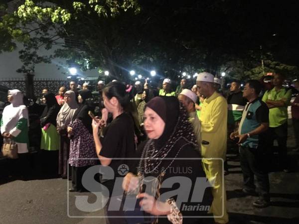 Lebih 200 penduduk setempat turut hadir dan berhimpun di hadapan Ibu Pejabat Polis Kontinjen Perlis di Kangar.