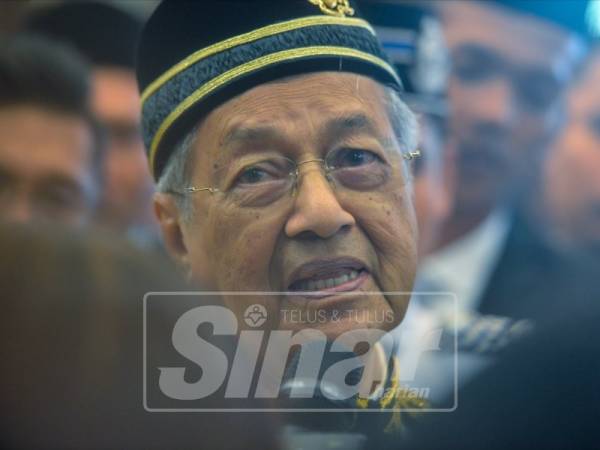 Perdana Menteri, Tun Dr Mahathir Mohamed bercakap pada media selepas Istiadat Pembukaan Penggal Kedua Majlis Parlimen Keempat Belas di Parlimen hari ini. - Foto: SHARIFUDIN ABDUL RAHIM