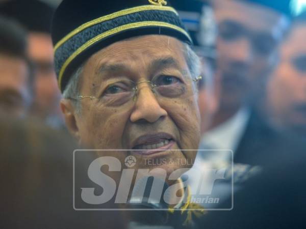 Perdana Menteri, Tun Dr Mahathir Mohamed bercakap pada media selepas Istiadat Pembukaan Penggal Kedua Majlis Parlimen Keempat Belas di Parlimen hari ini. Foto: SHARIFUDIN ABDUL RAHIM