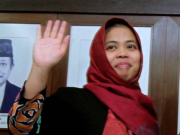 Siti Aisyah melambai kepada pemberita ketika sidang media setelah Mahkamah Tinggi hari ini melepas tanpa membebaskannya daripada pertuduhan membunuh abang kepada pemimpin Korea Utara, Kim Chol atau Kim Jong-nam. - Foto Bernama