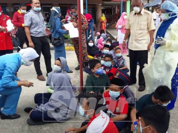 Situasi murid SK Taman Pasir Putih yang berdepan masalah kesihatan pagi tadi.