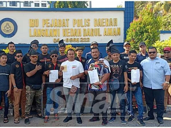 Amar Pared (lima, kanan) bersama ahli parti dan NGO membuat laporan polis di Ibu Pejabat Daerah (IPD) Langkawi.