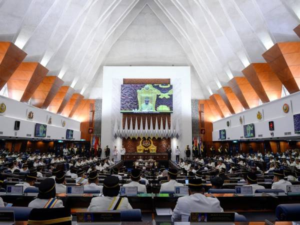 Yang di-Pertuan Agong Al-Sultan Abdullah Ri'ayatuddin Al-Mustafa Billah Shah berkenan menyampaikan titah ucapan Diraja pada Istiadat Pembukaan Mesyuarat Penggal Kedua Parlimen Ke-14 di Bangunan Parlimen hari ini. - Foto Bernama