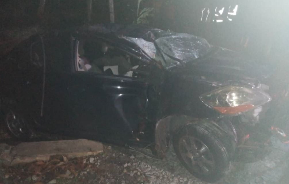 Keadaan kereta mangsa yang terbalik selepas melanggar pokok. - Foto Ihsan pembaca