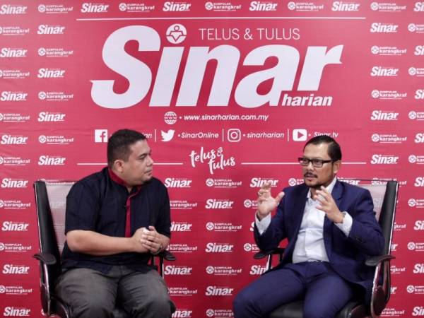 Raja Shahreen (kanan) ditemubual oleh Wartawan Sinar Harian, Mohd Izzatul Izuan Tahir pada sesi Sinar Live, semalam.