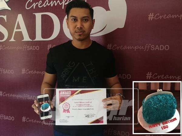 Azrul menunjukkan sijil yang diterima dalam pertandingan World Super Exquisite Cake.