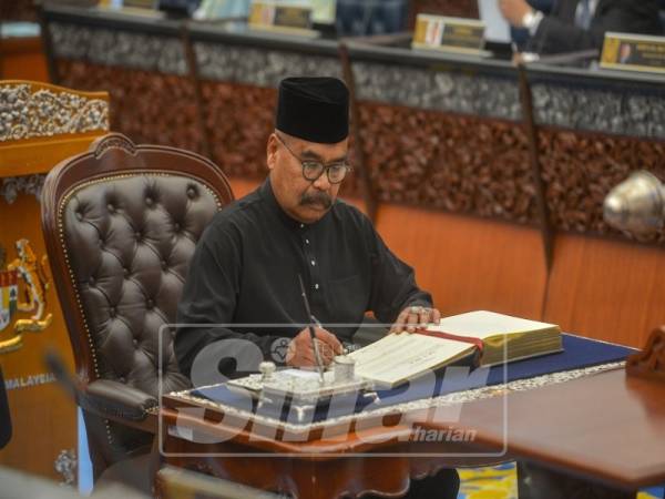 Ramli Mohd Nor menandatangani akuan sumpah sebagai Ahli Parlimen Cameron Highlands selepas mengangkat sumpah di Dewan Rakyat hari ini. - Foto Sinar Harian oleh SHARIFUDIN ABDUL RAHIM