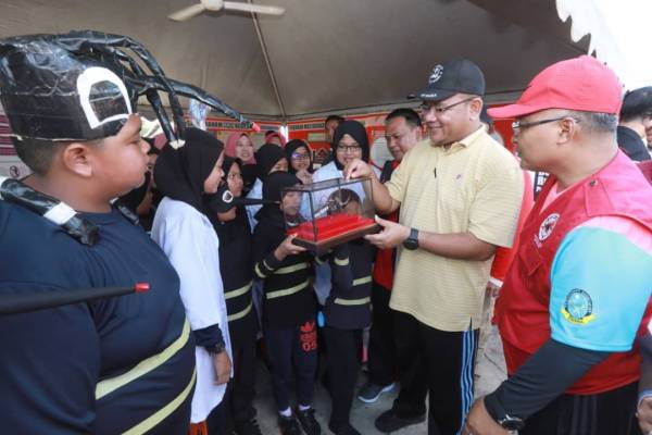 Zaliza (dua, kanan) bersama Dr Mohamed Sapian bersama pelajar yang terlibat dalam program tersebut. 