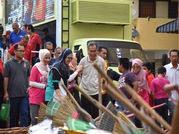 Dzulkefly (tengah) ketika "Gotong Royong Perangi Aedes Peringkat Kebangsaan" di Projek Perumahan Rakyat Seri Alam, Cheras. Foto: KKM