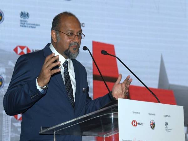 Menteri Komunikasi dan Multimedia Gobind Singh Deo berucap pada Majlis Perasmian Persidangan Inovasi Digital Dewan Perniagaan British Malaysia hari ini. - Foto Bernama