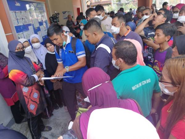 
Suasana sedikit kecoh apabila ibu bapa mahu mengetahui keadaan anak masing-masing dan mereka tidak dibenarkan masuk bagi memberi ruang kepada pesakit mendapat rawatan.