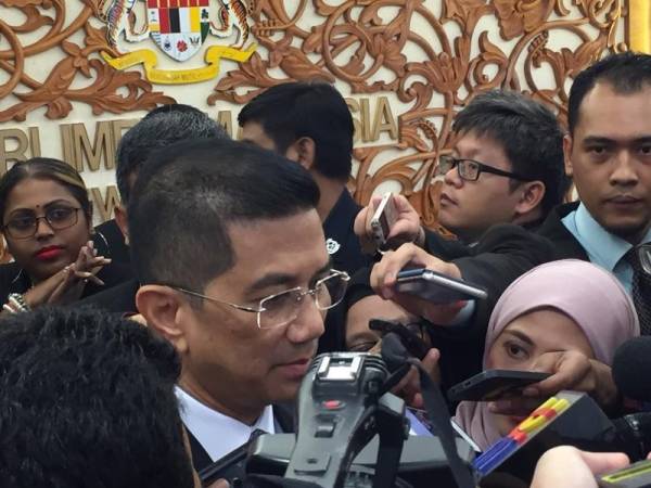 Mohamed Azmin ketika ditemui pemberita, hari ini. 