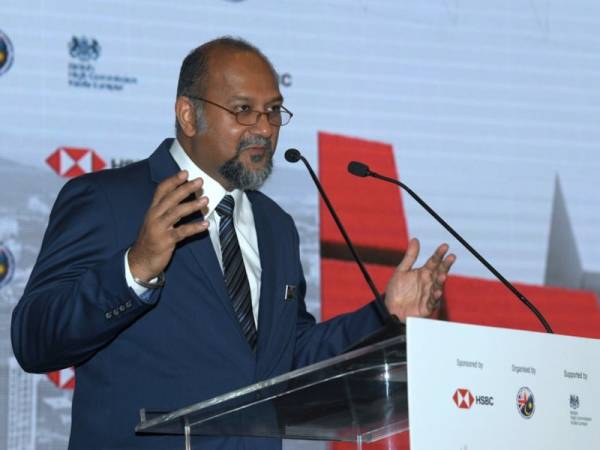 Menteri Komunikasi dan Multimedia Gobind Singh Deo berucap pada Majlis Perasmian Persidangan Inovasi Digital Dewan Perniagaan British Malaysia hari ini. - Foto Bernama