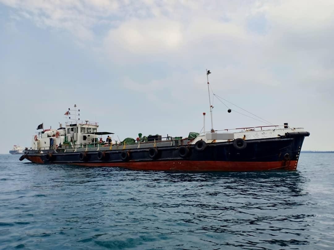  Kapal dagang asing tersebut dipercayai bersauh tanpa kebenaran di Tanjung Piai.