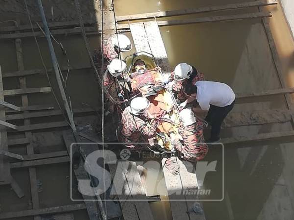 Pasukan bomba berusaha menyelamatkan mangsa.