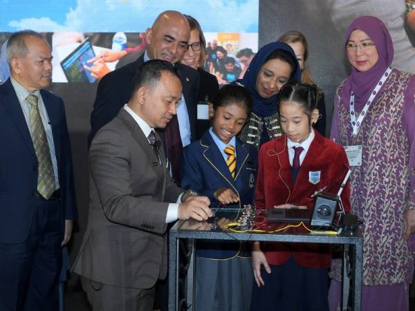 Menteri Pelajaran Dr Maszlee Malik ketika mendengar taklimat oleh Sarena Zara Taufir Sarena dan Peminat Robotics Chloe Soh Ke Er (kedua, kanan) semasa kempen 'STEM4ALL' dengan kerjasama Microsoft Malaysia hari ini. Foto: Bernama