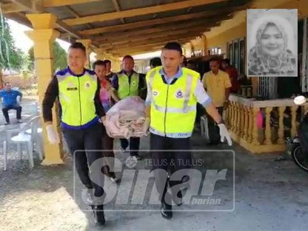 Anggota polis mengusung mayat Siti Hasinah untuk dihantar ke Hospital Dungun bagi proses bedah siasat.