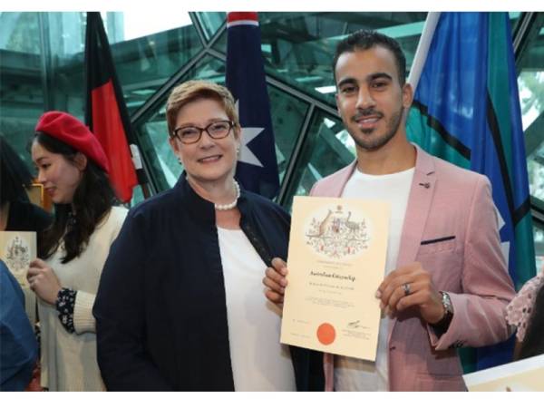 Hakeem (kanan) bergambar bersama Menteri Luar Negeri, Marise Payne dalam satu majlis di Melbourne, hari ini.