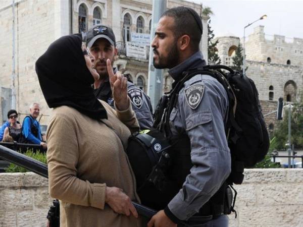 Seorang wanita Palestin dihalang masuk ke Kota Lama Baitulmaqdis oleh polis Israel.