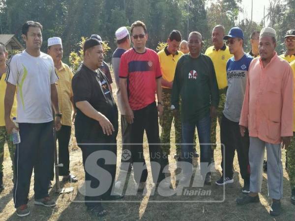 Mohd Anis (empat, kanan) bersama mereka yang menjayakan Program Gotong Royong Bersama Penduduk Kampung Tok Sangkut di Masjid Al-Falah.