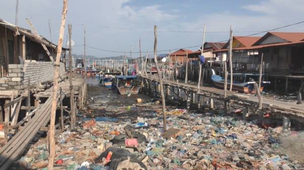 Pembuangan sampah dengan cara tidak betul mencacatkan permandangan perairan penempatan di kawasan Bukit Malut, Langkawi.