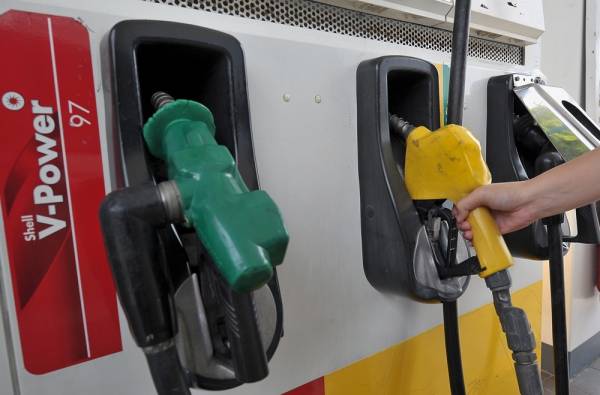 Petrol RON95 dan RON97. -Foto Bernama